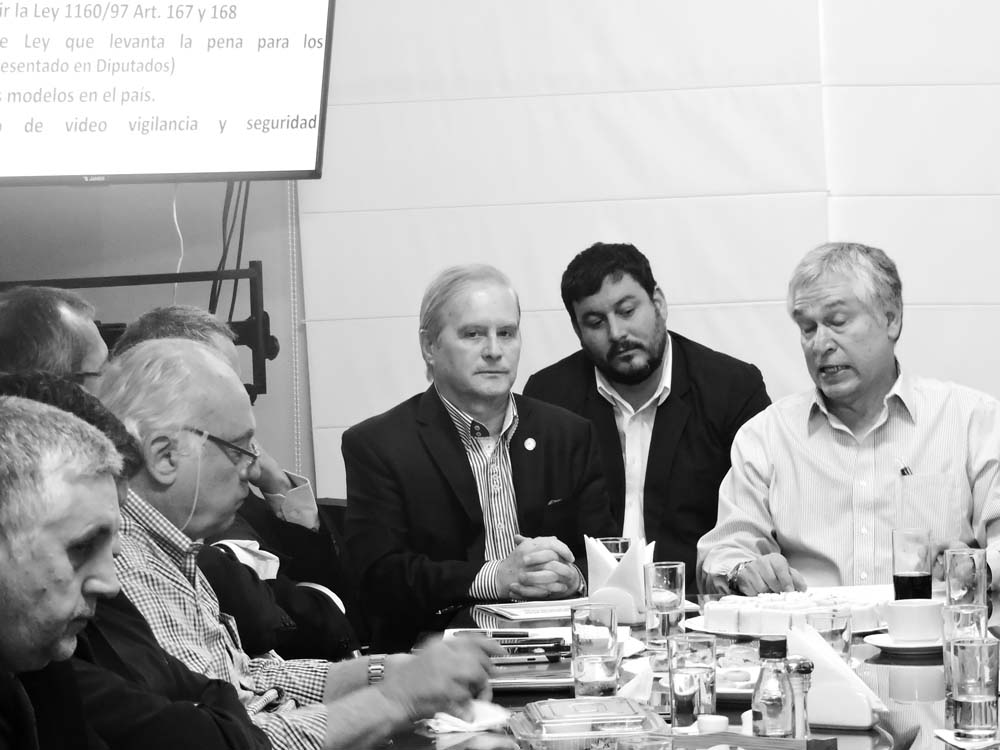 Diálogo sobre seguridad en la CAP, con el Diputado Dani Durand