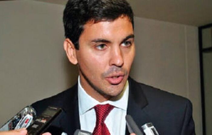 Reunión de la CAP con exministro Santiago Peña