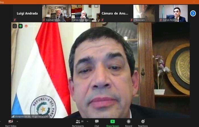 Sesión de Honor con presencia de Hugo Velázquez, vicepresidente de la nación y Viviana Casco, directora de política macro fiscal.