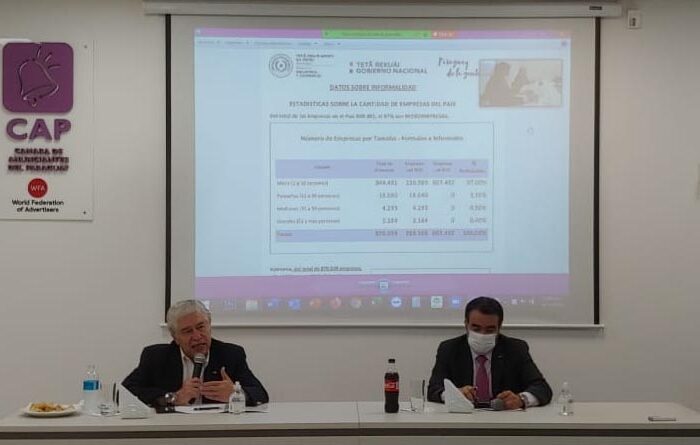 Ministro de Hacienda, Oscar Llamosas, en reunión con la Cap