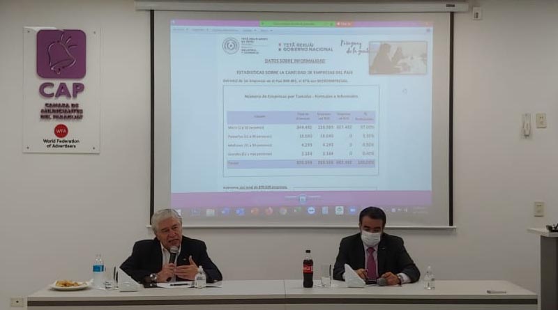 Ministro de Hacienda, Oscar Llamosas, en reunión con la Cap